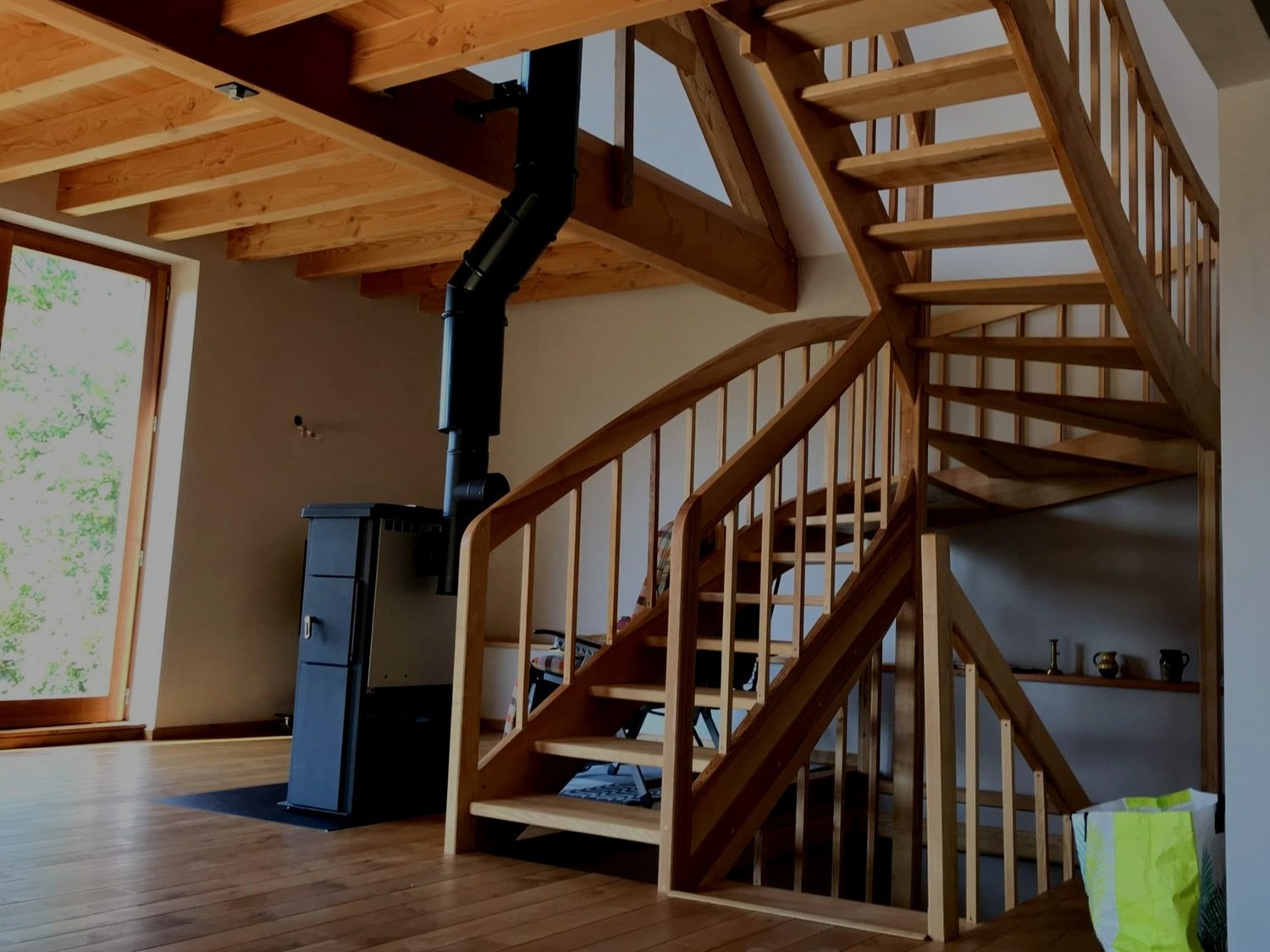 Escalier quart tournant en bois sur mesure, réalisation en Suisse romande