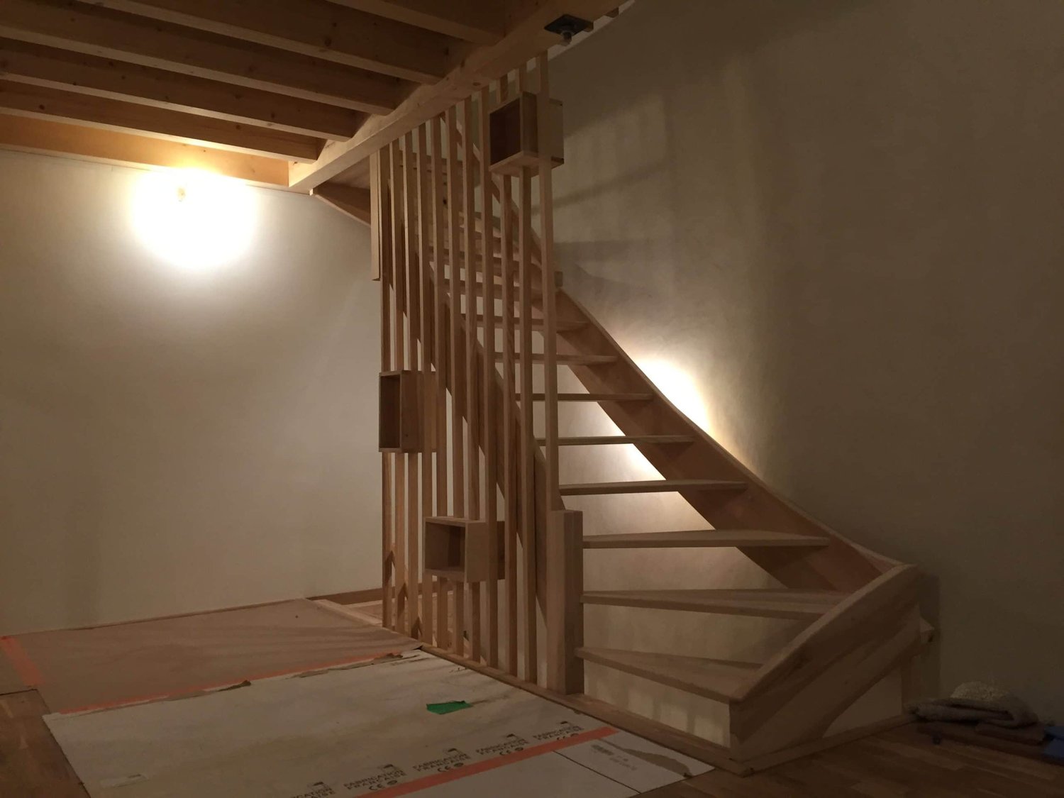 Escalier suspendu en bois, conception sur mesure