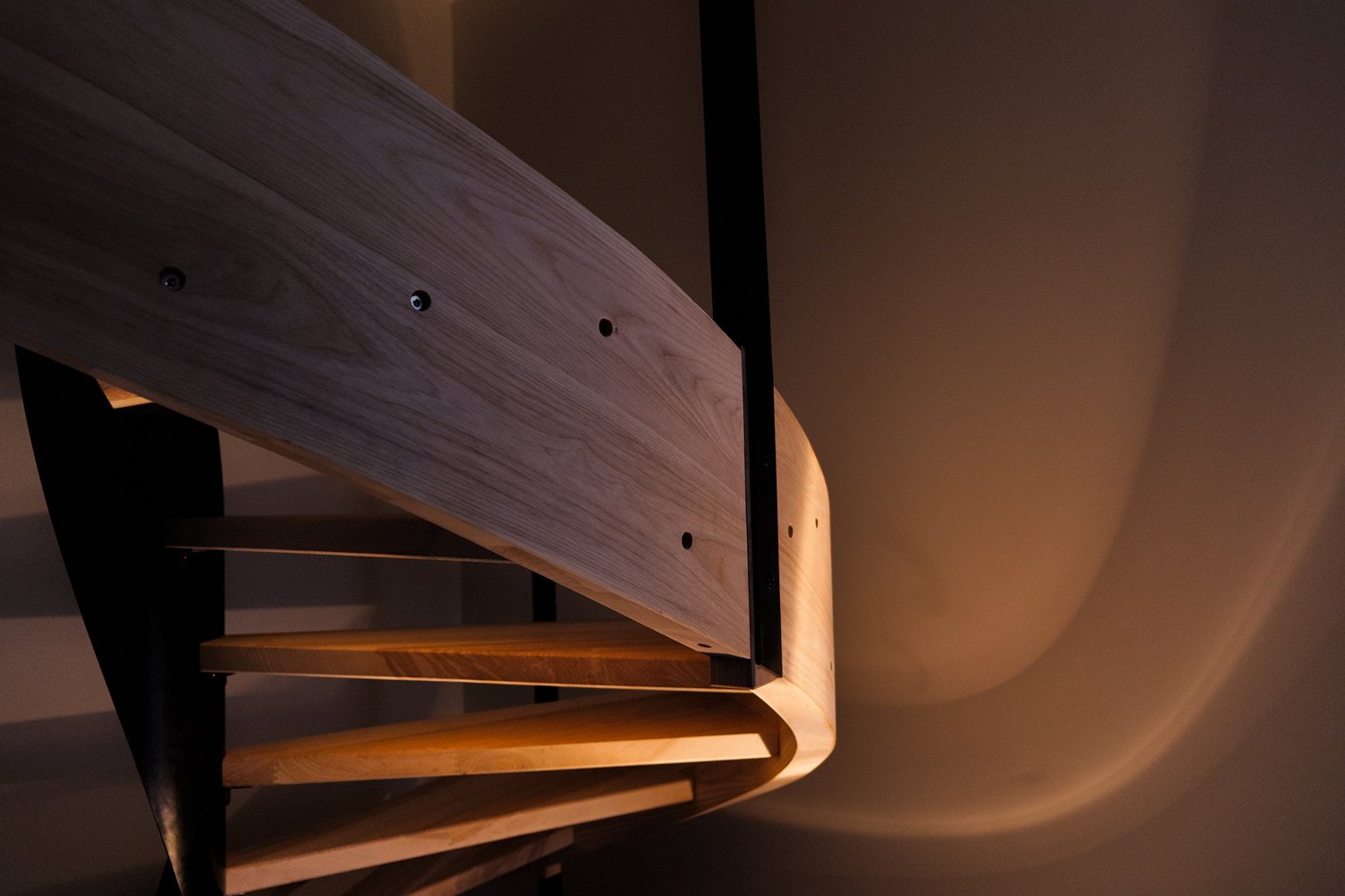 Escalier en bois sur mesure réalisé en Suisse romande
