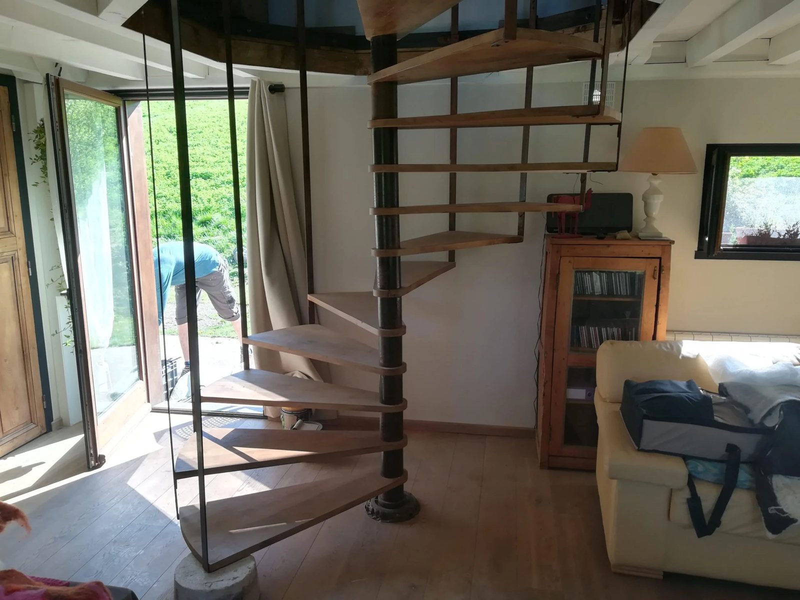 Escalier hélicoïdal à marches suspendues sur fer forgé et trémie octogonale
